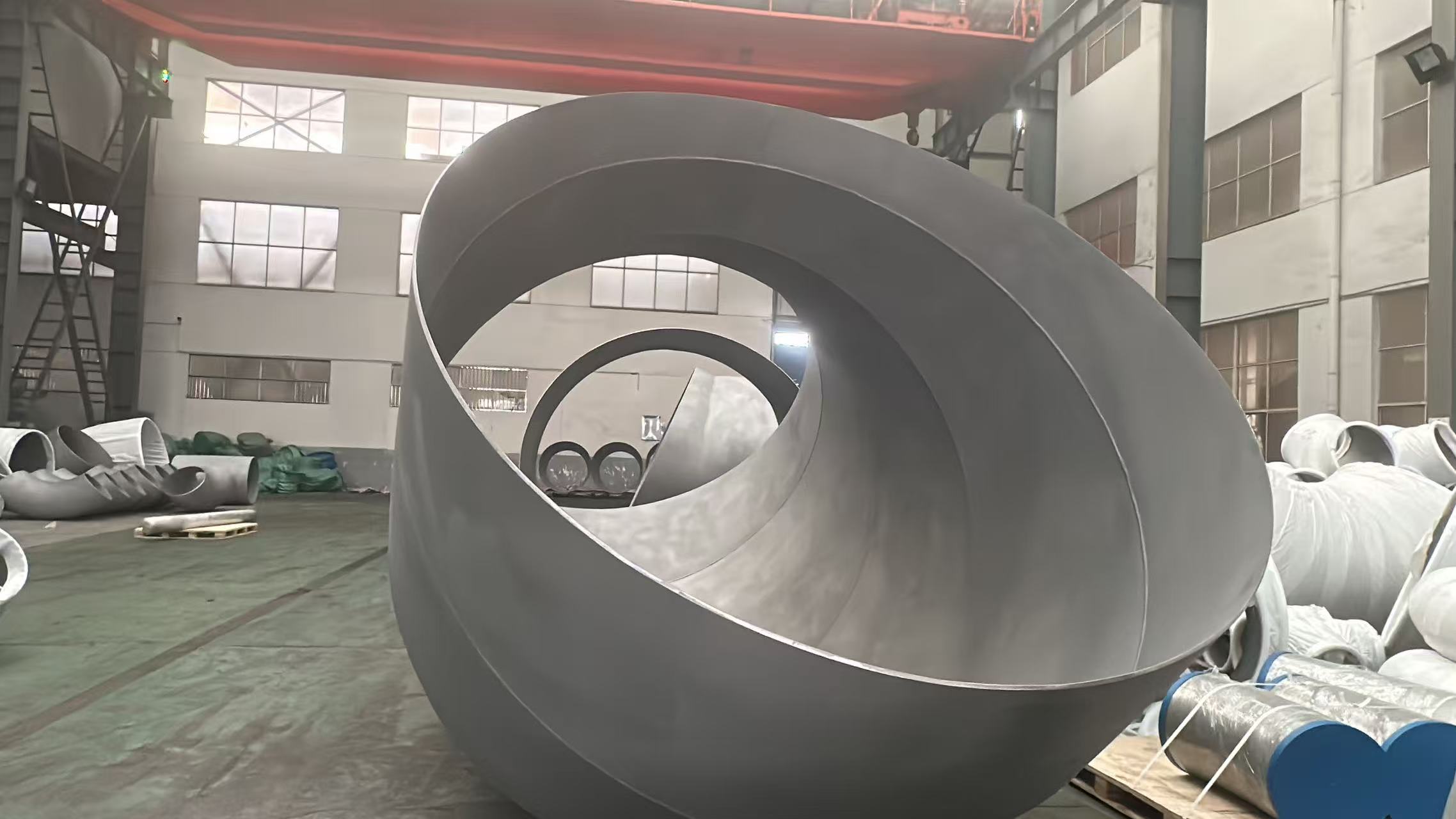 Que sont les tés égaux soudés bout à bout et comment sont-ils utilisés dans la tuyauterie ?